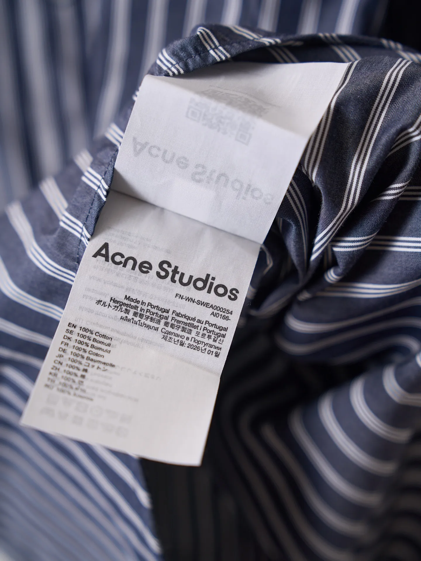 [Real auction] Acne Studios logo double-sleeved striped long-sleeved shirt [In Stock] 44 46 48 50 Customized matte woven combed poplin, crisp and stylish, comfortable and close to the skin, misty charcoal blue interwoven with pure white vertical stripes, between the rising and falling lines, revealing the cool and relaxed style of Scandinavia. Cleverly created layered double-sleeved deconstructed tailoring, breaking the inherent paradigm of traditional shirts, giving the body staggered three-dimensional layers. The iconic stripes of the season are laid out vertically. Rhythm runs through the entire garment. The left chest pocket is embellished with the Acne Studios logo. The brand context is engraved in the square dimensions. The side seams are equipped with wide welt pockets. Integrating styling aesthetics and practical functions. Adhering to the high-end aesthetics of minimalism. Pioneer ingenuity returns to daily life. It interprets the Nordic ready-to-wear attitude of symbiosis of relaxation and sophistication. Infrared positioning cutting machine uses infrared emitters and infrared receivers to achieve precise positioning of materials. The accuracy can reach the micron level. So as to meet the effect of high-precision cutting of plaid alignment. Manual infrared line drawing pockets are assisted by infrared technology to achieve precise positioning and marking of pocket positions, which retains the fineness and flexibility of hand sewing. It adopts side-turning embedded stitching technology to provide high-quality stitching results. Smooth and tidy. The fabrics have been sand washed and have a better hand feel. Not easy to deform, not easy to shrink, not easy to fade, and maintain long-term beauty and loose fit.